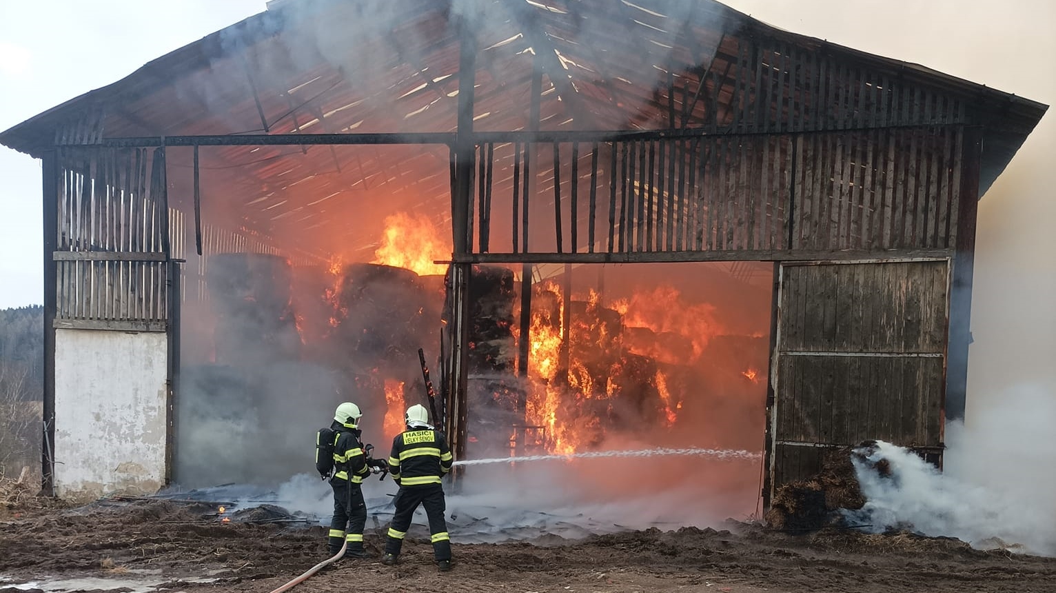 Foto: U Dolní Poustevny hořela stodola. Na místo vyjely čtyři jednotky hasičů