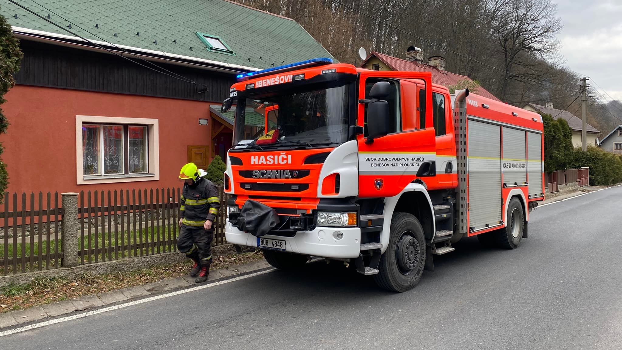 Foto: Hasiči pomohli s transportem pacienta z těžko přístupného terénu. Člověk spadl ze stráně