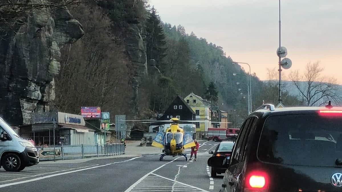 Foto: V Hřensku na Děčínsku zasahovaly všechny složky IZS. Na místě přistál i vrtulník