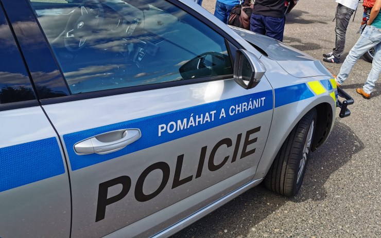 Policisté pátrají po zloději kol z auta zaparkovaného v oploceném areálu v Děčíně