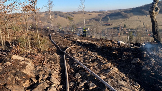 Foto: Požár u Valkeřic na Děčínsku zaměstnal hasiče na dva dny