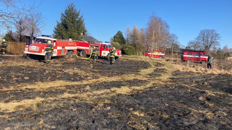 Foto: V Labské Stráni na Děčínsku hořela pastvina. Na místě zasahovaly dvě jednotky hasičů