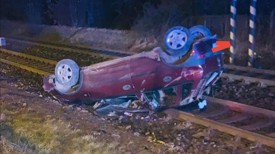 Aktuálně! Složky IZS zasahují u převráceného auta na střeše, které je navíc v kolejišti