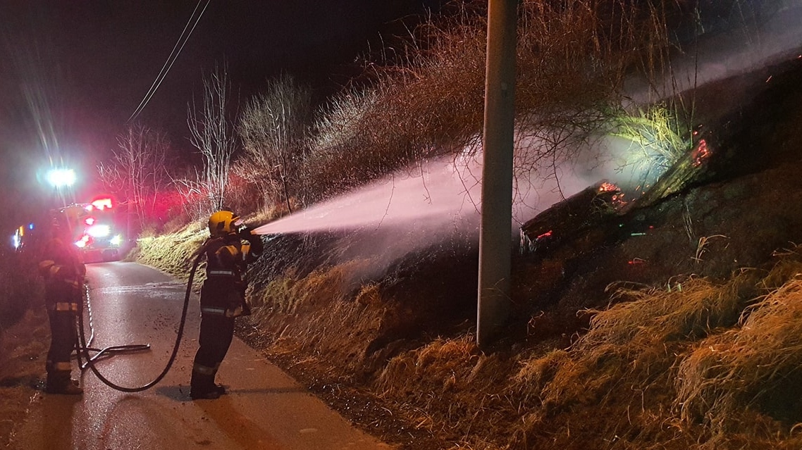 Foto: U Těchlovic hořela v pondělí večer tráva. Na místo vyjely ze dvou okresů čtyři jednotky hasičů