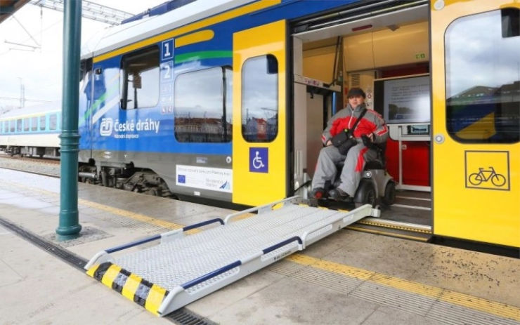Do vlaků se vrací i cestující s handicapem, letos mají k dispozici rekordní počet bezbariérových spojů