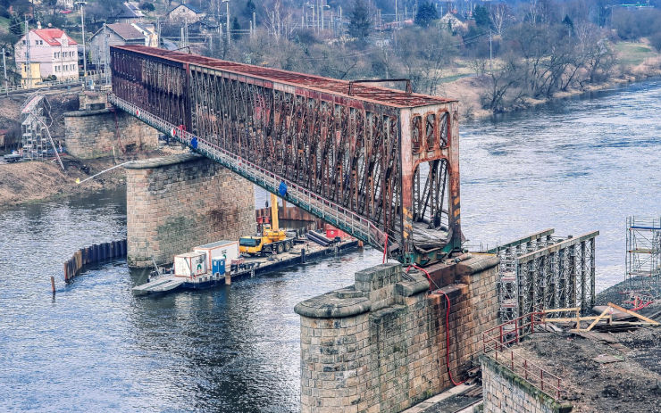 FOTO: Práce na rekonstrukci železničního mostu v Prostředním Žlebu pokračují