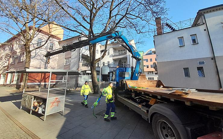 Tržnice na Husově náměstí znovu ožije, po letech se tam vrátily stánky