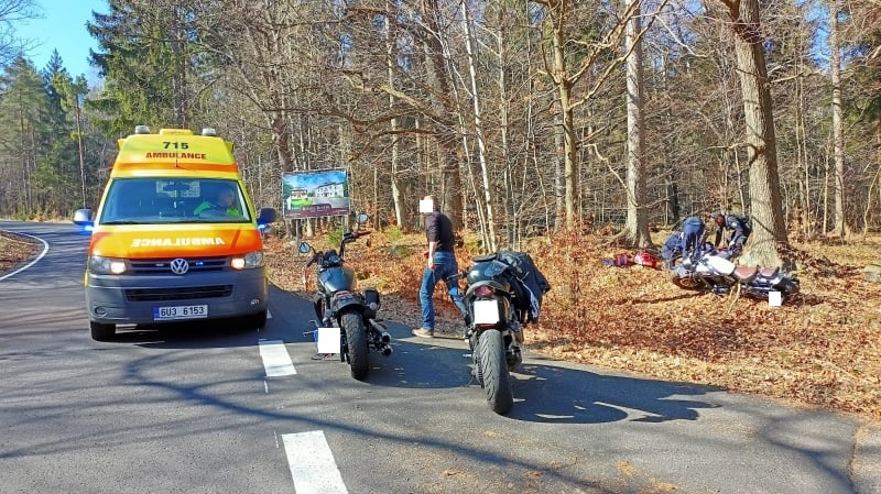 OBRAZEM: Pod Sněžníkem havaroval motorkář. Muž utrpěl středně vážné zranění a skončil v nemocnici