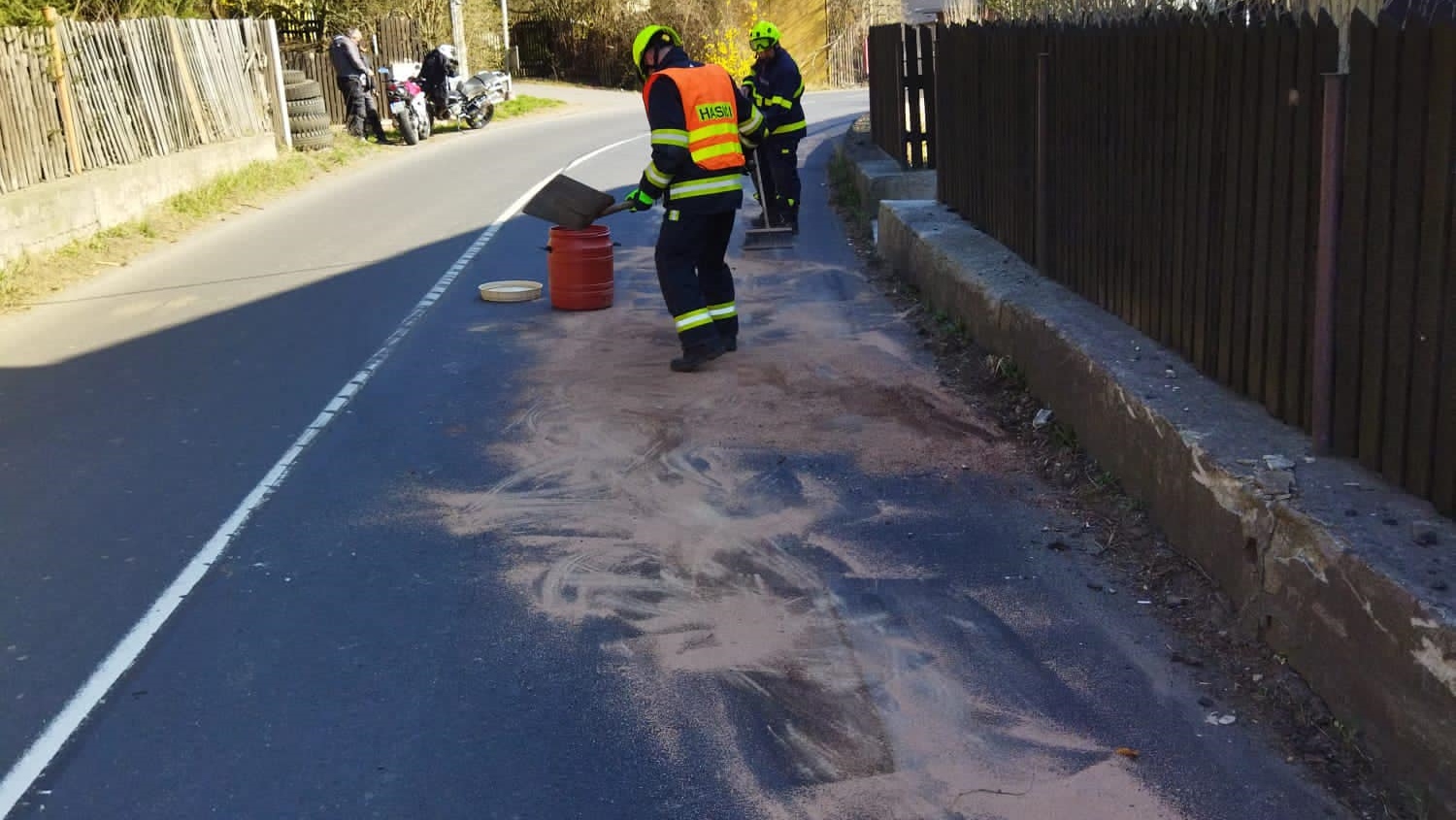 Foto: V Jakubech havaroval motorkář. Na místo vyjeli hasiči a policisté