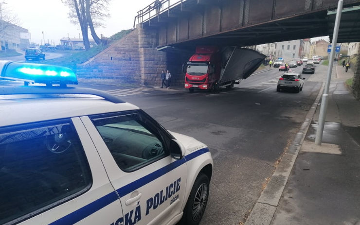 AKTUÁLNĚ: Náklaďák se v Děčíně zasekl pod mostem, policie řídí dopravu kyvadlově