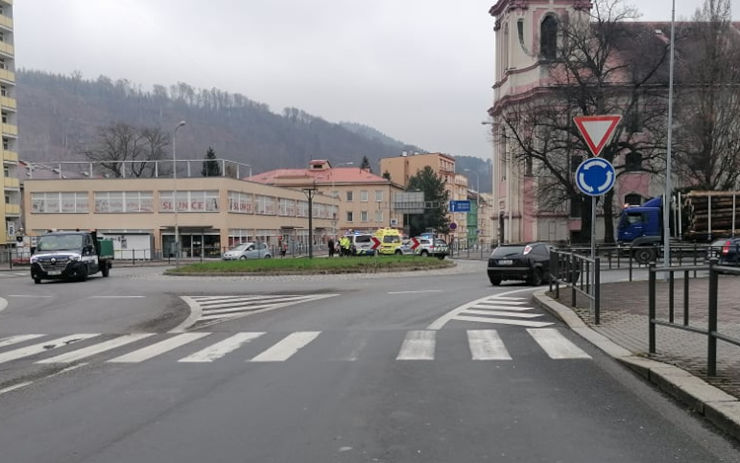 AKTUÁLNĚ: Na kruhovém objezdu v Děčíně srazilo auto chodce