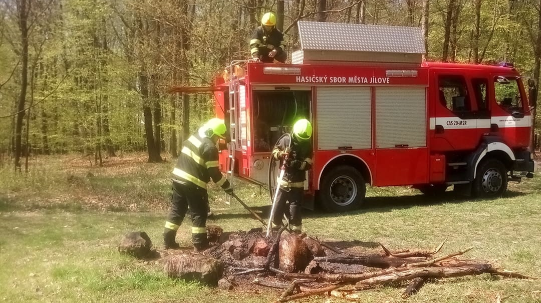 Foto: Na okraji lesa někdo rozdělal v ohništi oheň a pak ho nechal bez dozoru