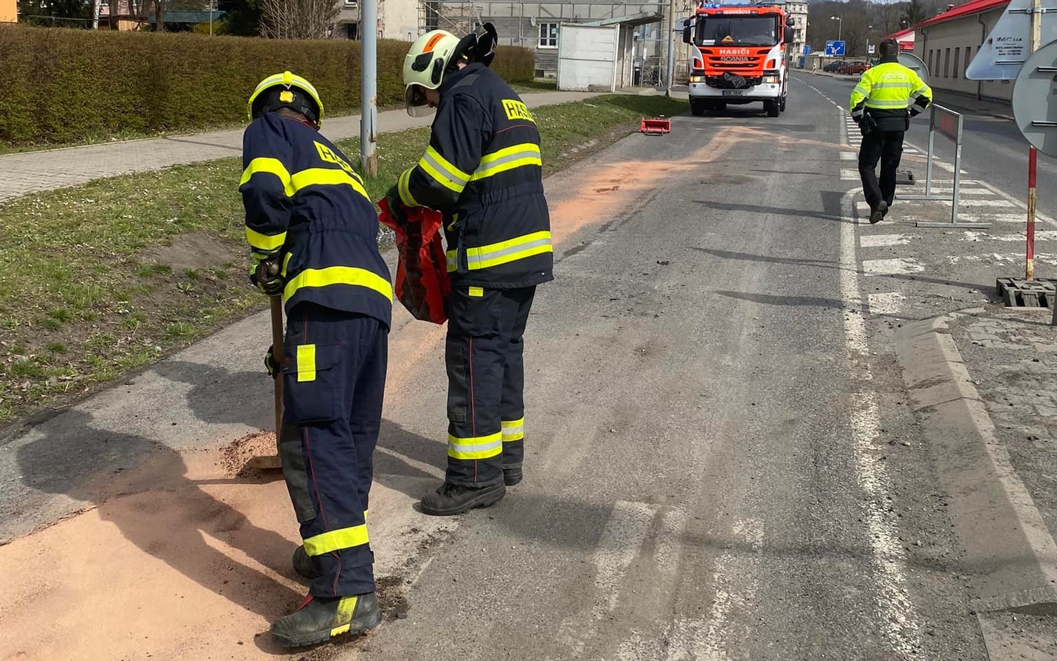 Foto: Hasiči v sobotu odpoledne vyjeli k likvidaci oleje z vozovky