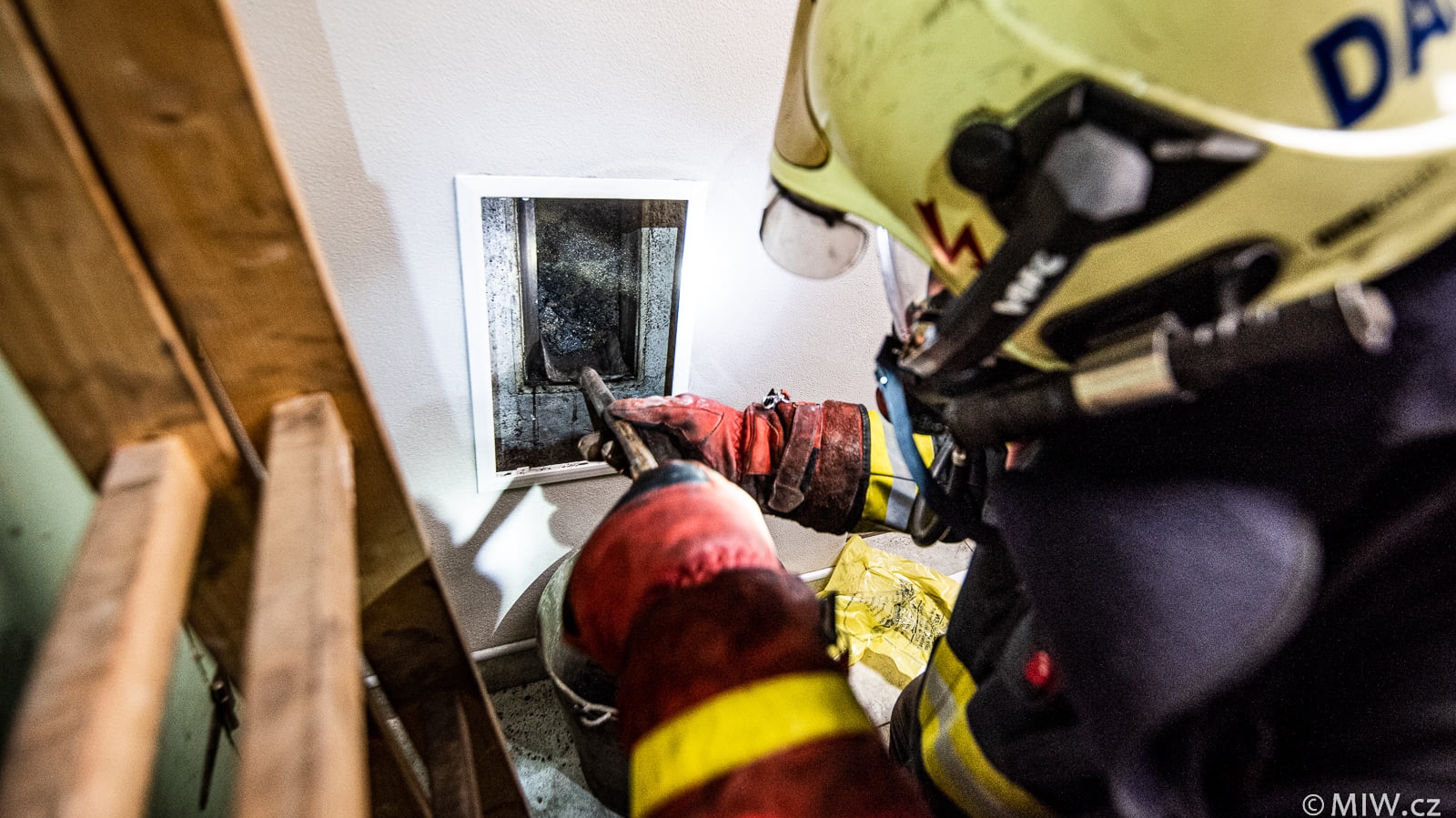 Foto: Dvě jednotky hasičů vyjely k požáru komínu, zakouřené byly i prostory domu