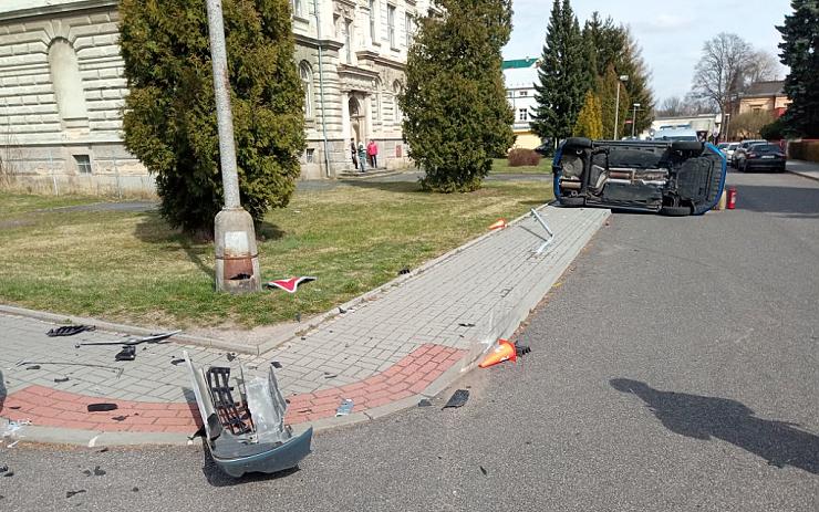 AKTUÁLNĚ: Po srážce dvou aut u kostela skončilo jedno na boku, náraz odnesla i lampa