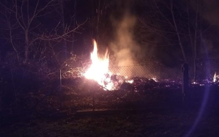 FOTO: Hasiči v ranních hodinách vyjížděli k požáru klestí, s plameny bojovaly dvě dobrovolné jednotky