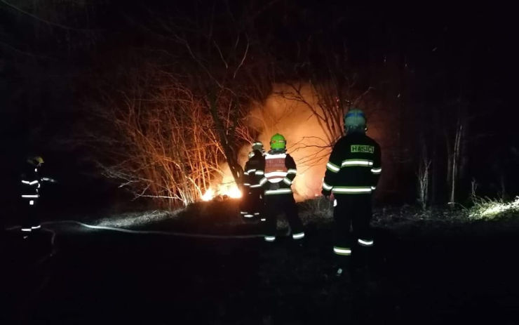 FOTO: Hasiči ve večerních hodinách vyjížděli k požáru na okraji lesa