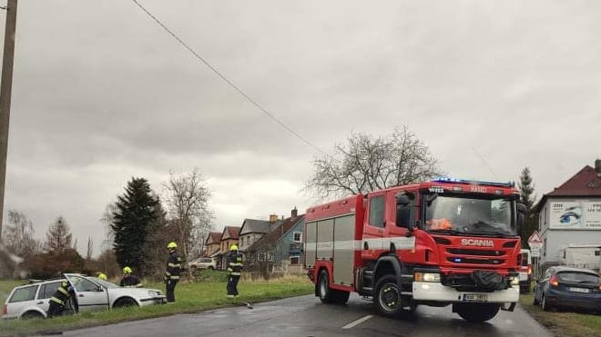 Aktuálně! V Křešicích došlo k havárce dvou aut. Silnice je průjezdná kyvadlově