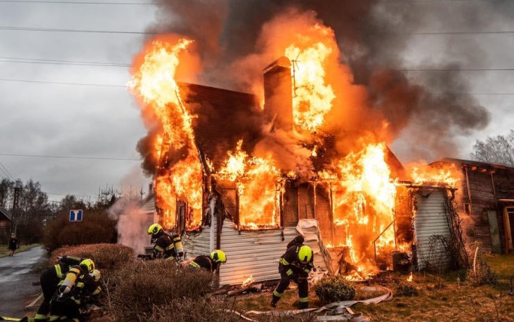 OBRAZEM: Tragický požár chaty na severu našeho kraje. Hasiči uvnitř našli tělo bez známek života