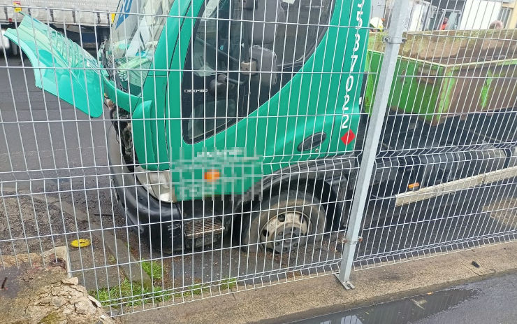 FOTO: U papíren v Jílovém se propadl náklaďák, na místě zasahovali hasiči