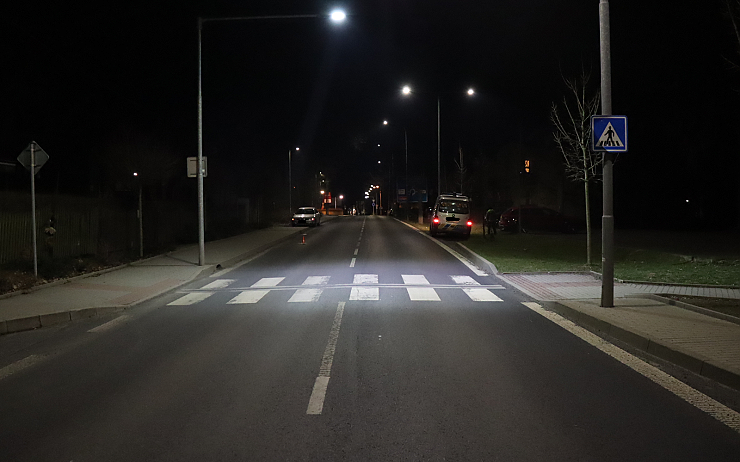 Na ulici ve Šluknově ležel zraněný chodec. Policisté žádají veřejnost o pomoc