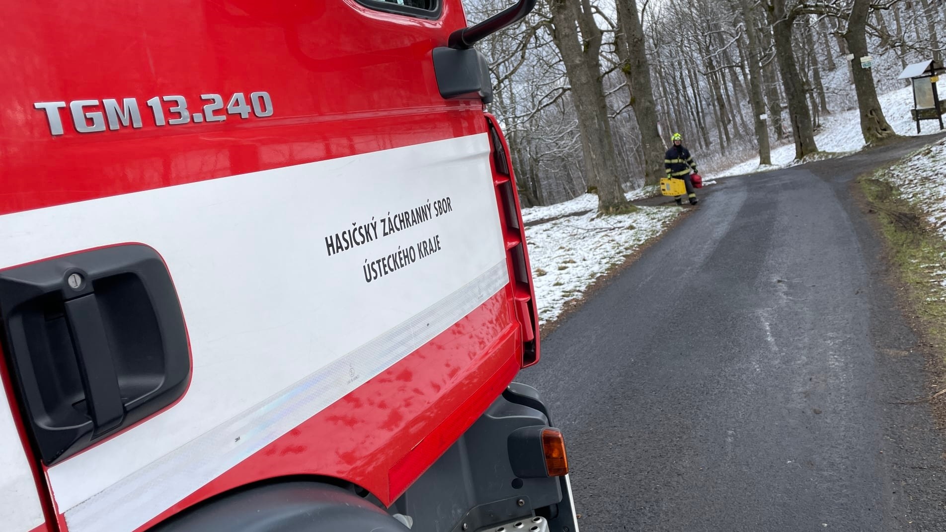 Hasiči pomáhali zdravotníkům s transportem pacienta. Šlo o špatně přístupný terén