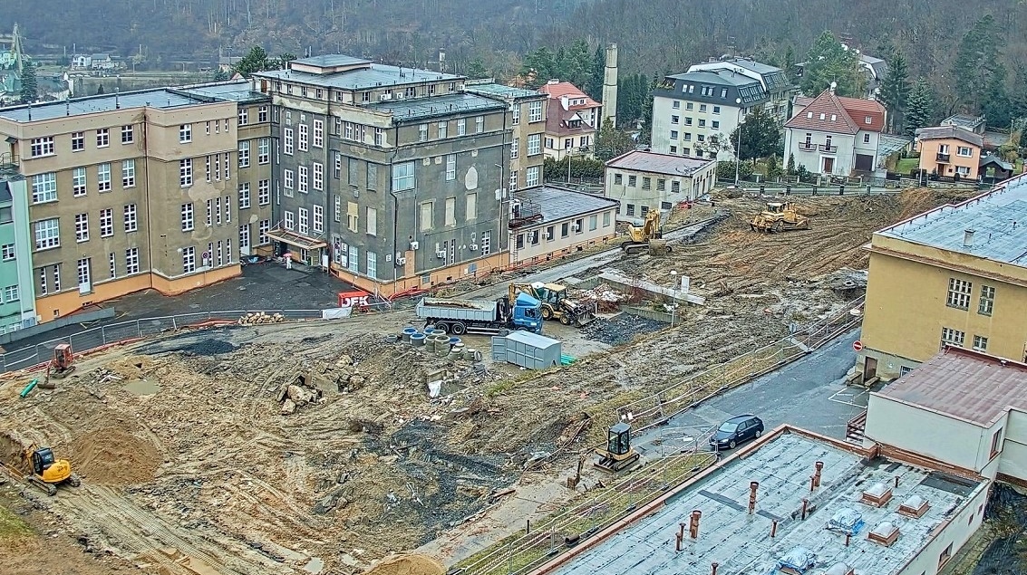 Děčín: Věžový jeřáb omezí u nemocnice dopravu