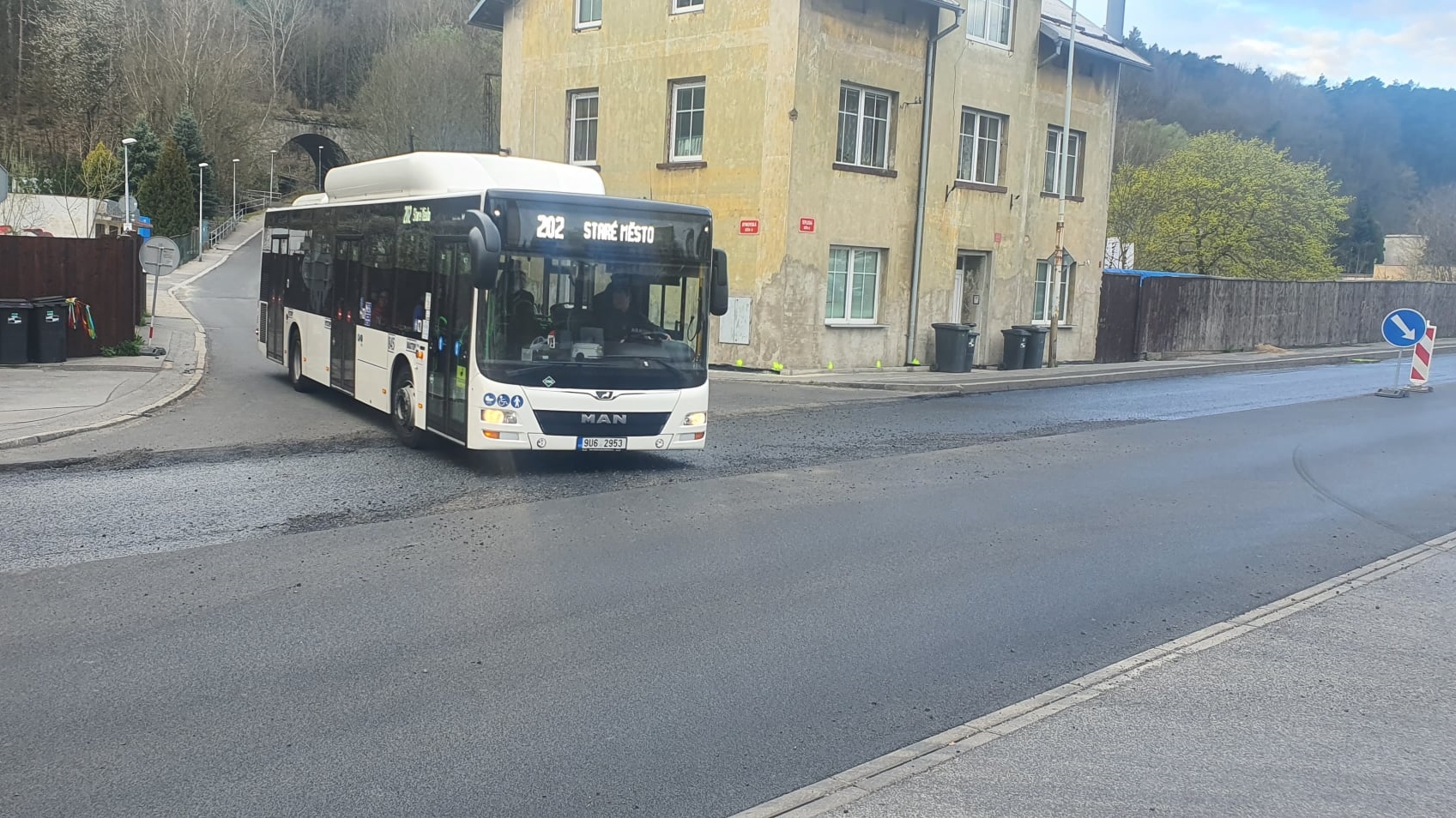 Ve čtvrtek bude uzavřena silnice do Horního Oldřichova. Nepojede ani autobus. V Bynově se na hlavní silnici bude pokládat asfalt