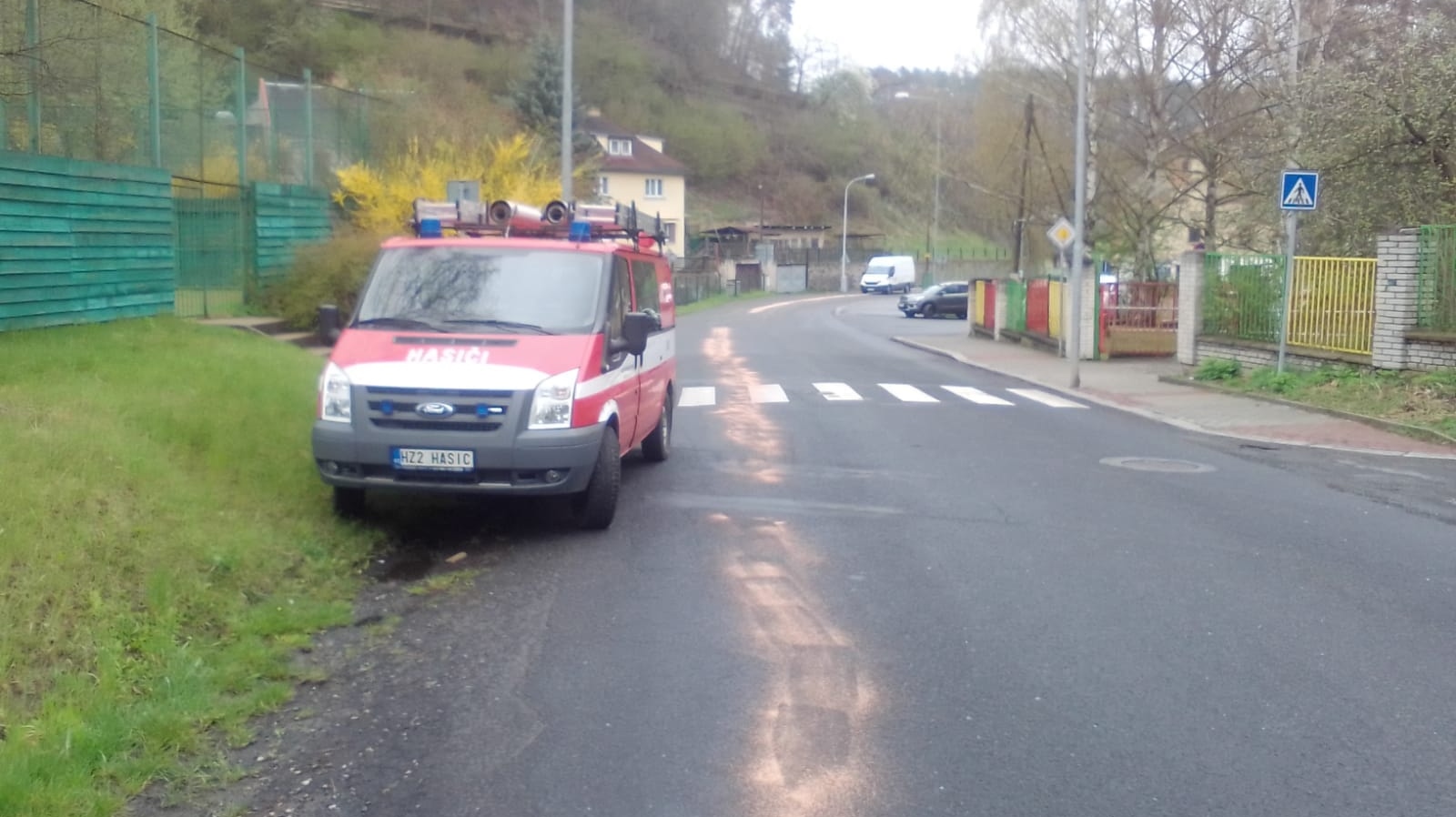 Hasiči v Bělé a v Jílovém likvidovali ze silnice uniklé provozní kapaliny