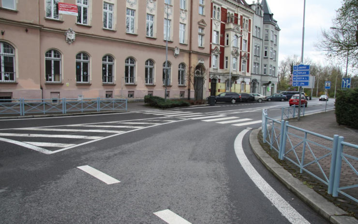 Na přechodu v Děčíně srazilo auto chodce, policie hledá svědky