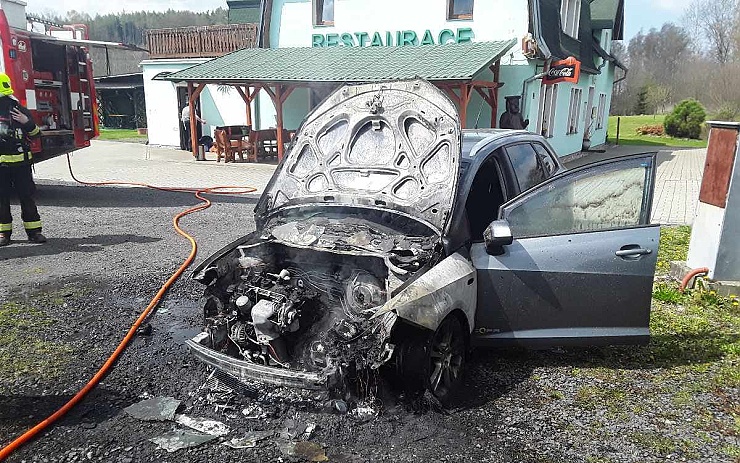 FOTO AKTUÁLNĚ: Auto před restaurací zachvátil požár, hořela přední část vozu