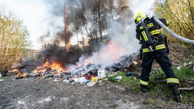 Foto: Hasiči v Dolním Podluží likvidovali požár černé skládky 