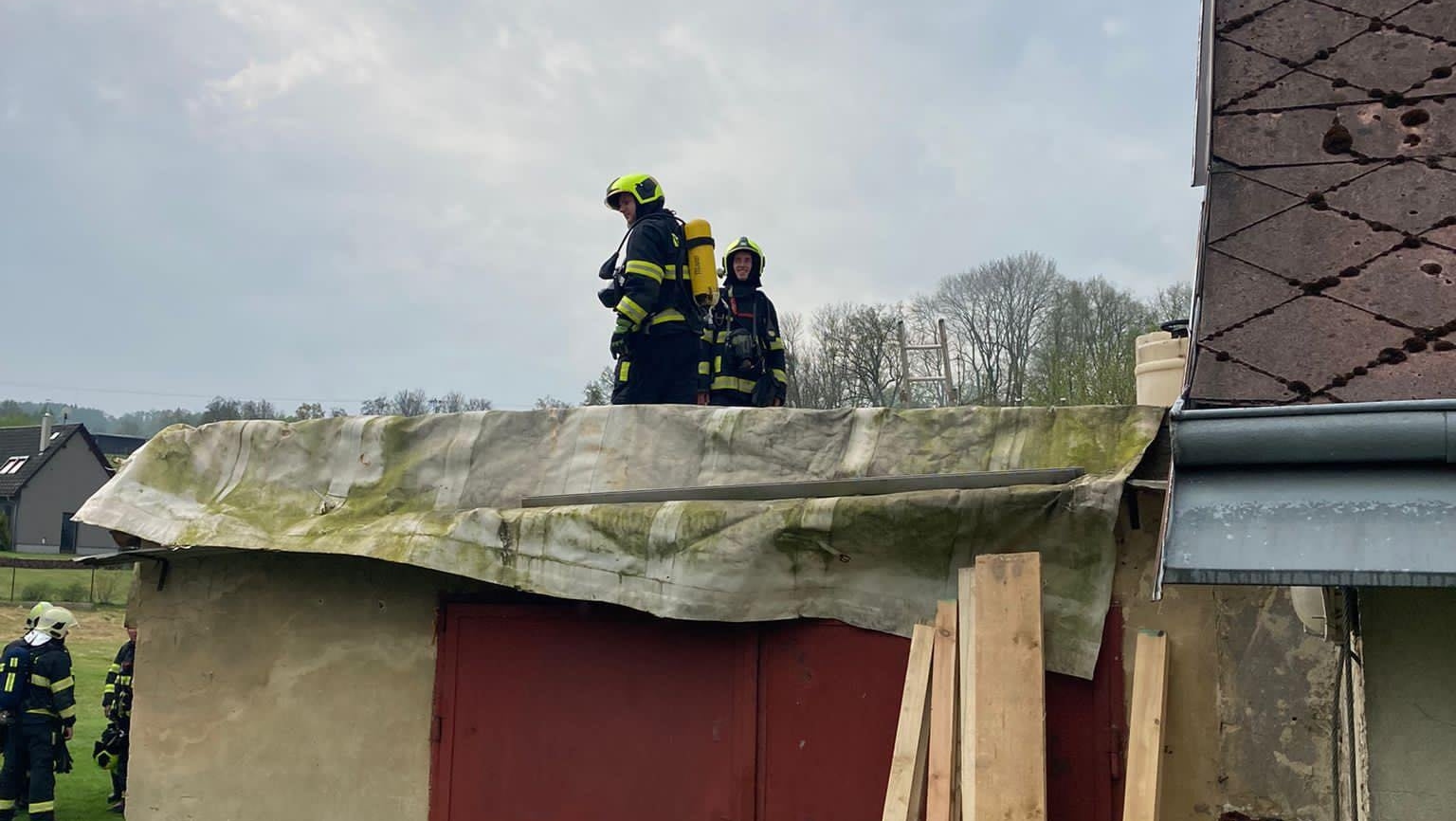 Foto: Čtyři jednotky hasičů vyjížděly k požáru domu v Dolních Habarticích