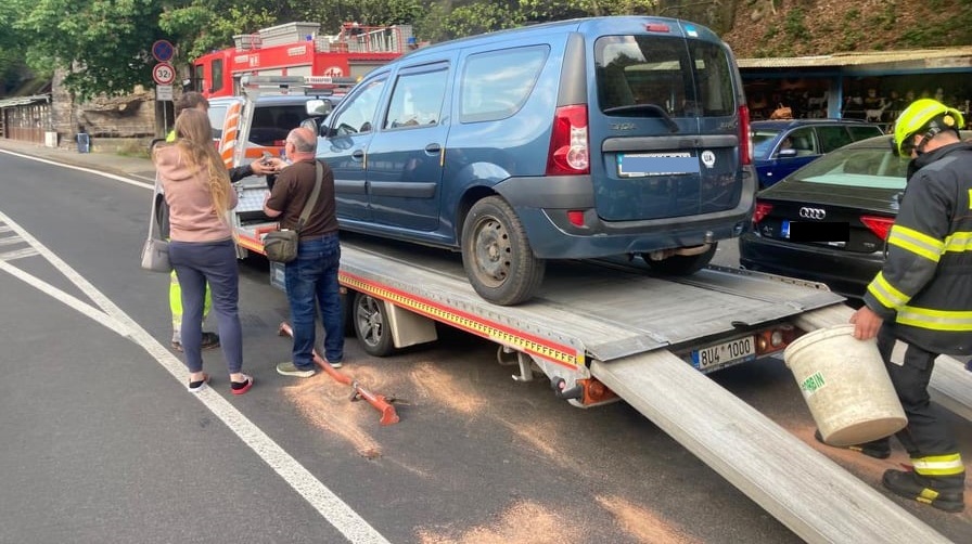 Hasiči v neděli odpoledne zasahovali u dvou dopravních nehod. Jedna se stala v Hřensku a ke druhé došlo v bynovském sídlišti