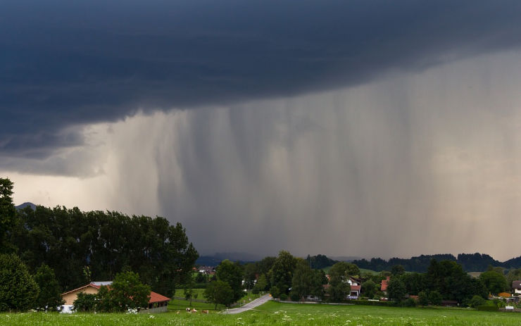 VÝSTRAHA: Meteorologové varují před silnými bouřkami, můžou padat i kroupy