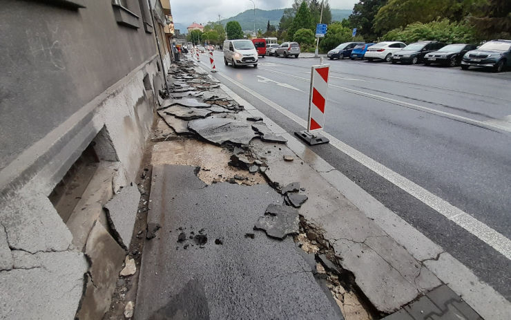 U Kina Sněžník bude nový chodník. Kdy má být hotovo?