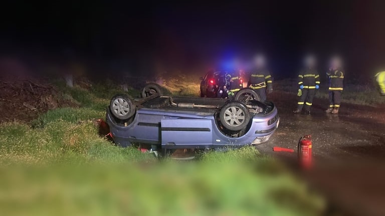 Aktuálně! Na silnici u Hřenska skončilo auto na střeše. Zasahují zde všechny složky IZS