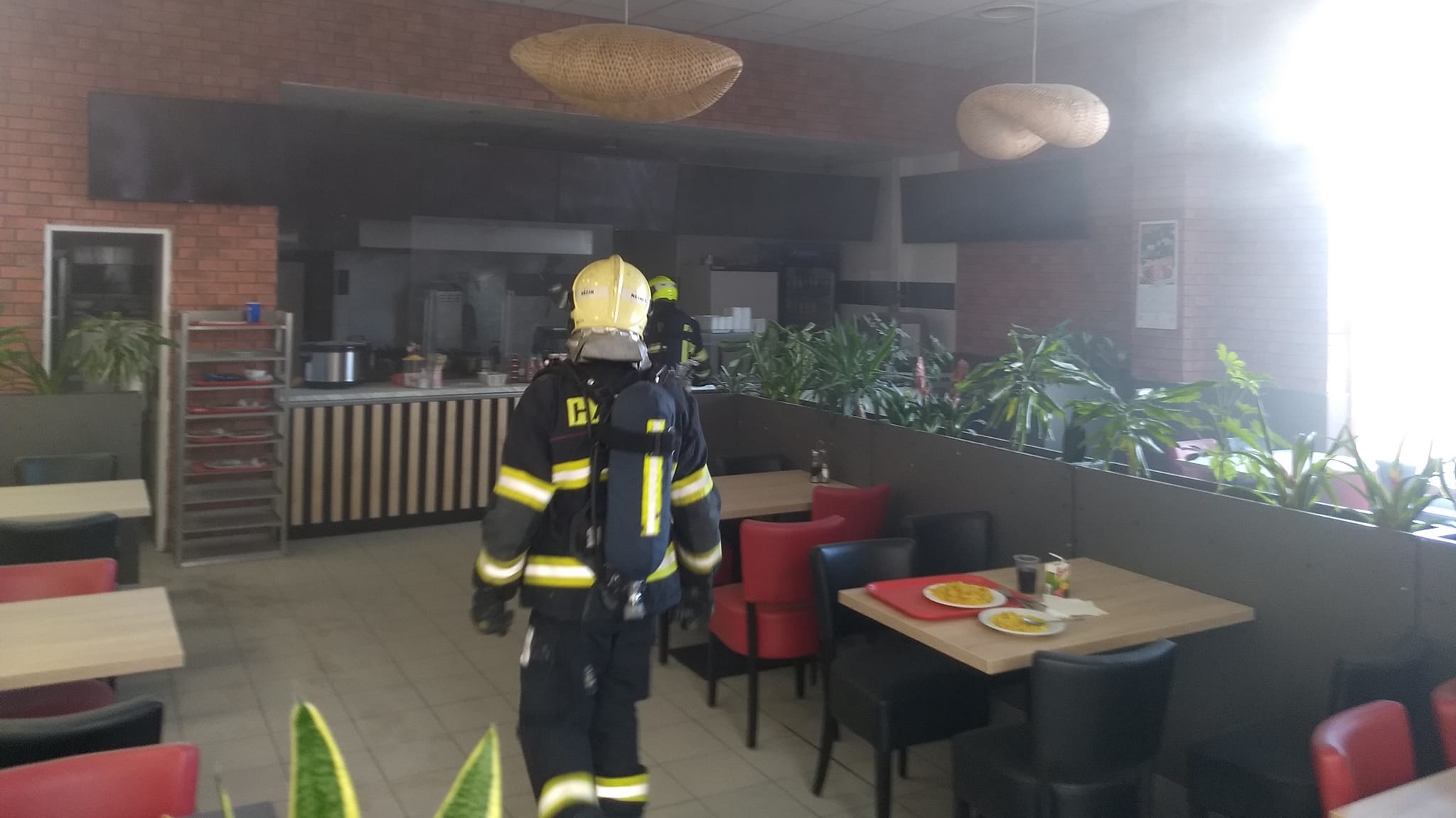 Foto: V restauraci v děčínském Tescu hořelo. Byla nutná evakuace lidí. Dvě osoby odvezla záchranná služba