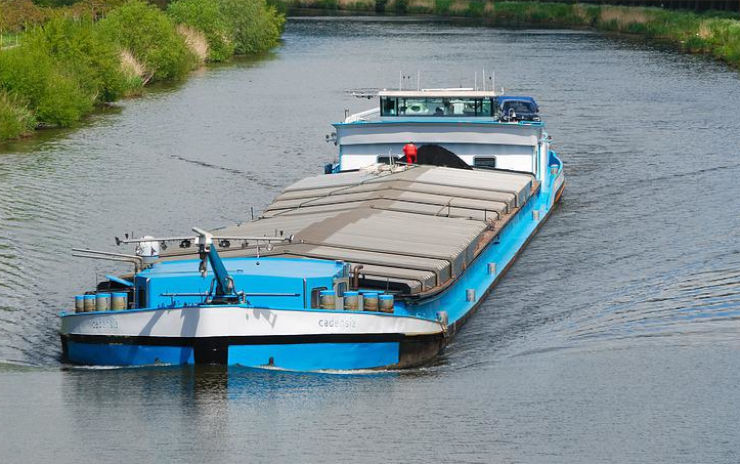 Do nákladní lodě v přístavu se vloupal zloděj, na místě ale zanechal stopy