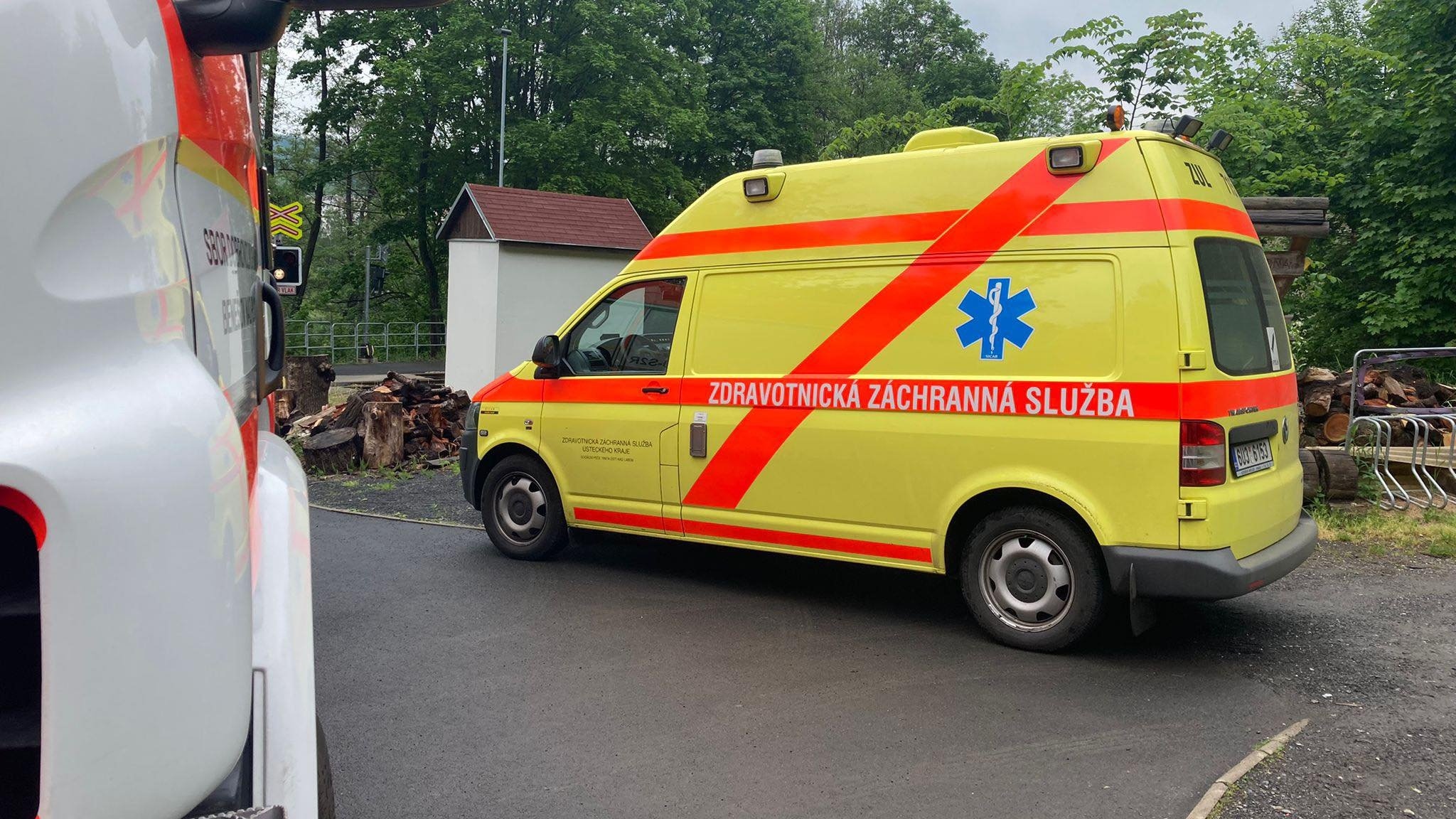 Benešov: Hasiči pomáhali záchranářům s transportem pacienta do sanitního vozu