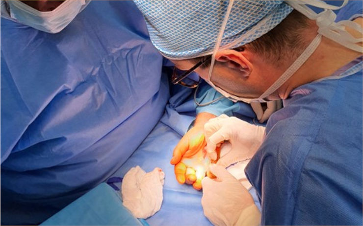 Přednosta ortopedické kliniky odoperoval v Rumburku prvních osm pacientů