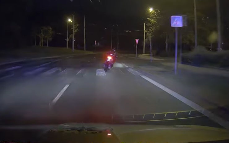 VIDEO: Motorkář zběsile ujížděl policistům, nakonec stroj nezvládl a havaroval