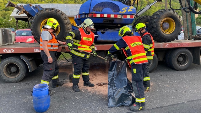 Foto: Z bagru došlo k úniku oleje. Zasahovat museli hasiči i strážníci