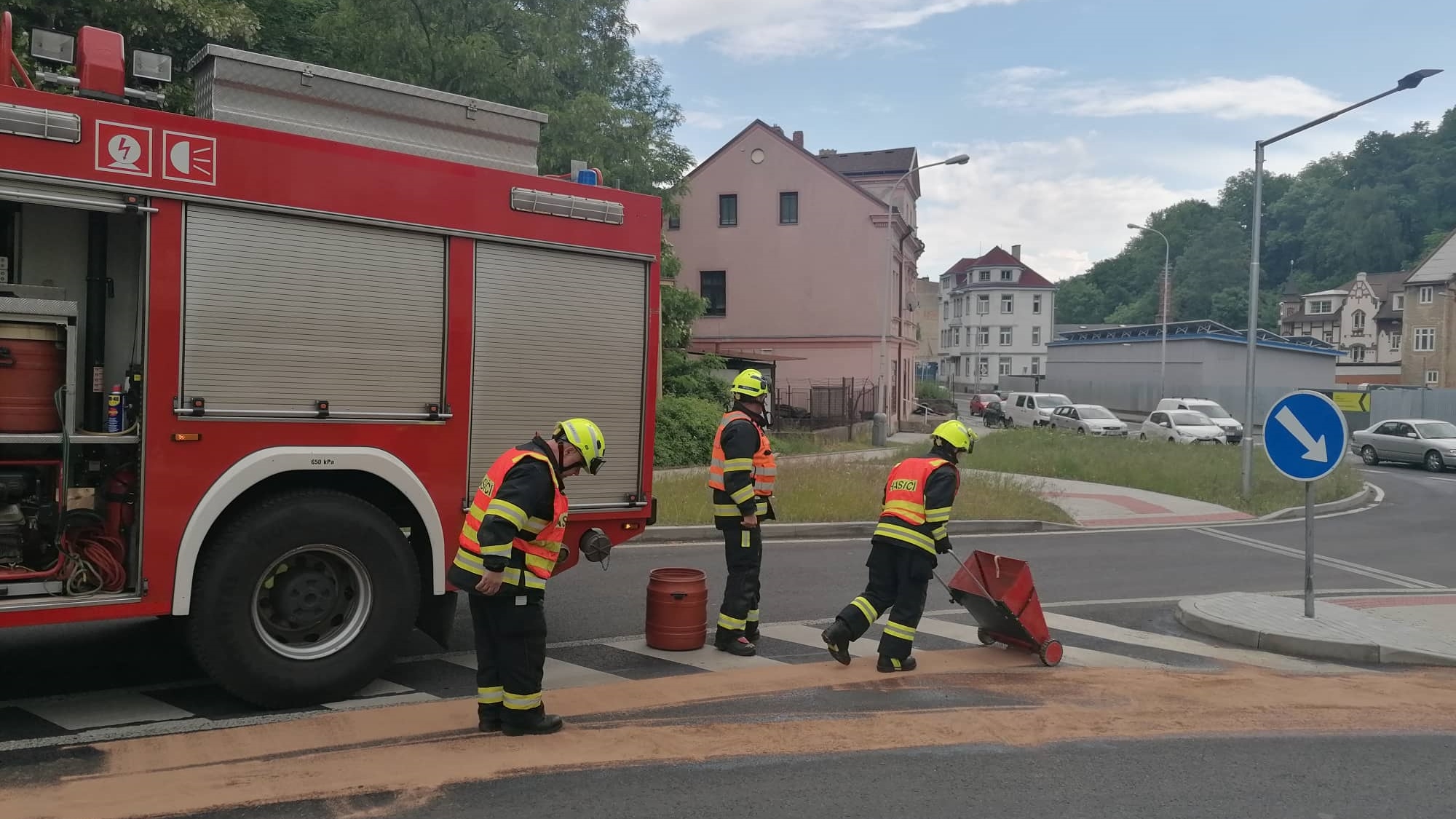 OBRAZEM: Hasiči vyjížděli likvidovat provozní kapaliny k odbočce do Bělé