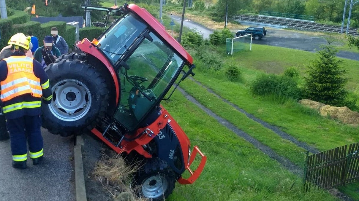 Děčín: Traktor skončil ve Žlebu nad strání. Hrozil pád a převrácení