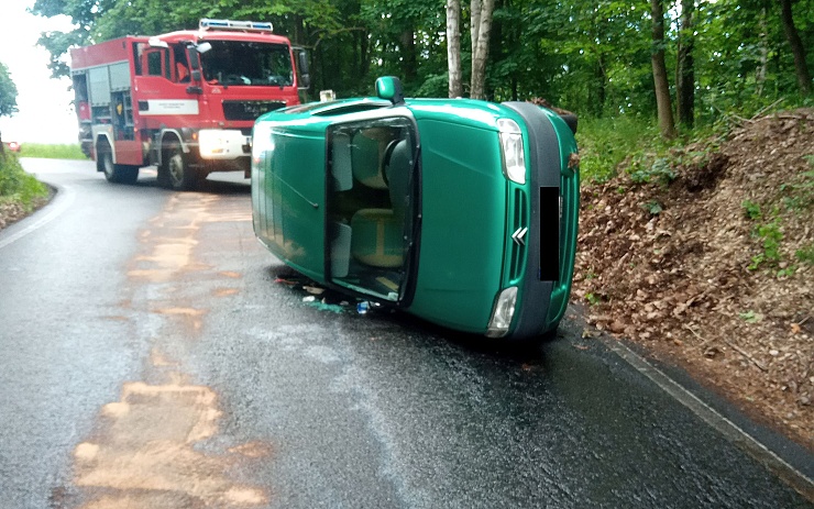 AKTUÁLNĚ: Na Děčínsku havarovalo auto, hasiči ho našli ležet na boku