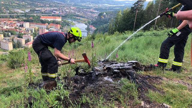 Foto: Na mýtině hořel pařez a jeho okolí. O rychlé uhašení se postarali hasiči