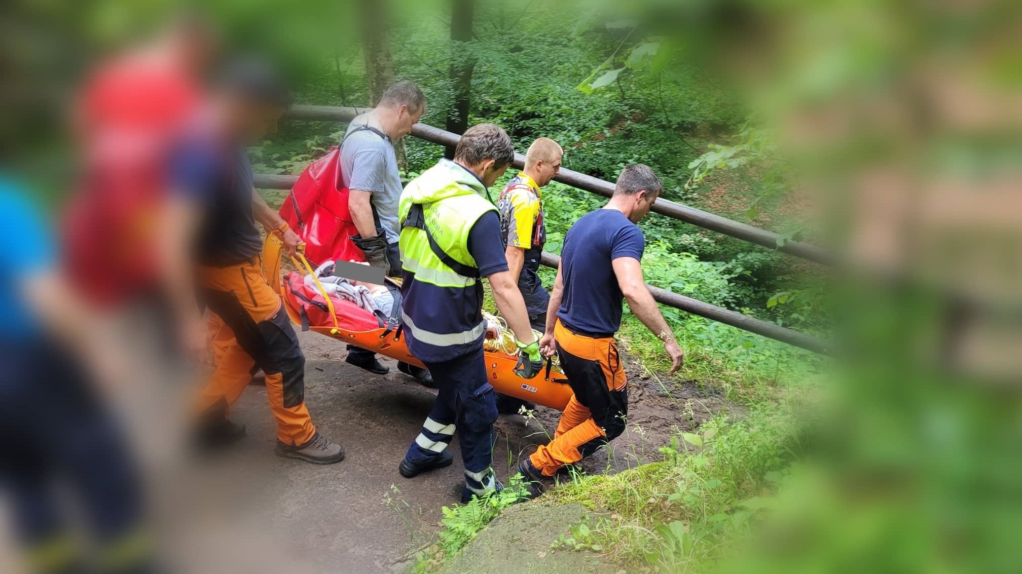 OBRAZEM: Hasiči se záchranáři museli přenést ženu z Pravčické brány k sanitce. Měla vážné zdravotní komplikace