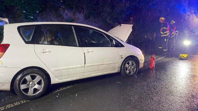 Foto: Hasiči vyjížděli k dopravní nehodě jednoho automobilu, ten skončil mimo silnici