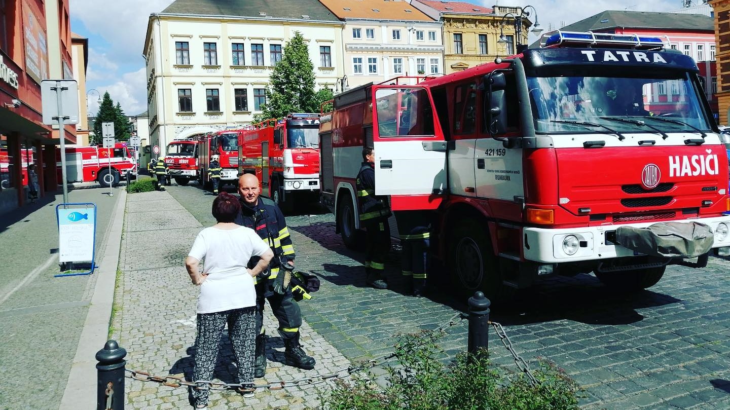 Rumburk: Několik hasičských jednotek vyjíždělo k nahlášenému požáru střechy na místním náměstí